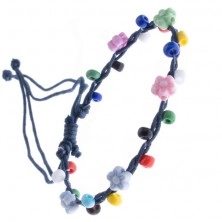 Pletena narukvica - tamnoplava s perlicama u boji, cvijeće
