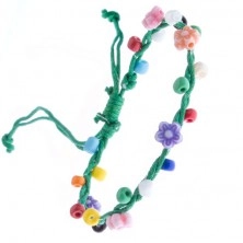 Zelena pletena narukvica izrađena od špagica i raznobojnog cvijeća