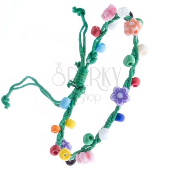 Zelena pletena narukvica izrađena od špagica i raznobojnog cvijeća