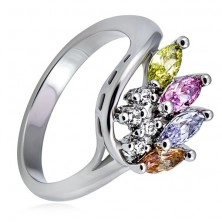 Metalni prsten srebrne boje, krunu čine prozirni i cirkoni u boji