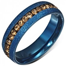 Plavi anodirani vjenčani prsten pjeskarene završne obrade, pruga optočena žutim cirkonima