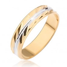 Prsten zlatne boje sa dijagonalnim usjecima i srebrnim centralnim usjekom