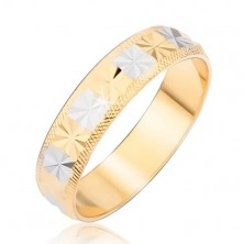Prsten zlatne i srebrne boje s rezovima u obliku dijamanta i  izbrazdanim rubovima