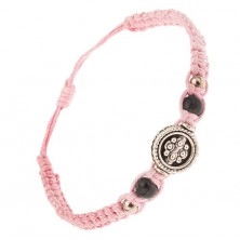Svijetlo roza narukvica izrađena od vezica, ukras u obliku kruga s uzorkom kuglica