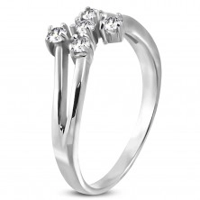 Čelični prsten srebrne boje sa pet prozirnih cirkona