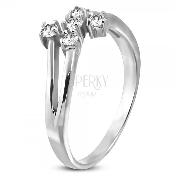 Čelični prsten srebrne boje sa pet prozirnih cirkona