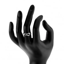 Prsten izrađen od 925 srebra s konturom srca i razdvojenim krakom
