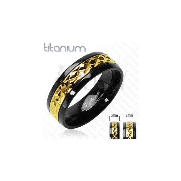 Crni prsten od titana s prugom zlatne boje i uzorkom