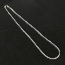 Čelični lančić u srebrnoj boji, nanizane sjajne karikice