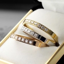 Čelični prsten zlatne boje, linija prozirnih cirkona, sjajna površina, 2,5 mm