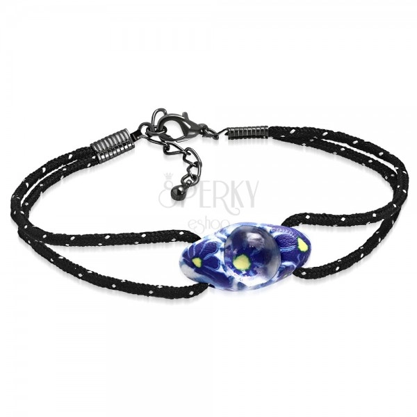 Crna narukvica od uzica i ovalna FIMO perla, plavi cvjetovi