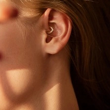 Okrugli piercing za nos ili uho sa dekorativnom krunom sa cirkonima
