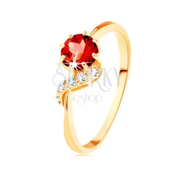 Zlatni prsten 375 - okrugli granat crvene boje, svjetlucavi val