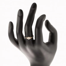 Svjetlucavi prsten od zlata 375 - proziran cirkonski kvadrat, prozirni cirkoni na bočnim stranama