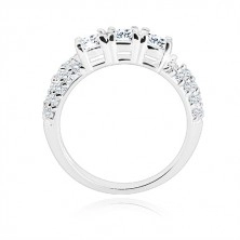 925 srebrni zaručnički prsten - tri blistava cirkona, manji cirkoni postavljeni na krakove