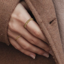 Čelični prsten zlatne boje – uvijena kontura u obliku užeta, 2mm