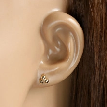 Naušnice izrađene od 9K zlata - tri perle povezane manjom sjajnom perlom, iglica sa leptir osiguračem.