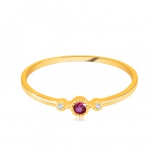 Dijamantni prsten od 14K žutog zlata - rubin u okviru, bistri brilijanti, sitne perlice