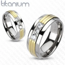 Prsten od titana - sredina zlatne boje, tri prozirna cirkona